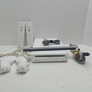 HBC Nintendo Wii White Console w/ 2 Wiimotes & Nunchuks Bundle RVL-001 TESTED!